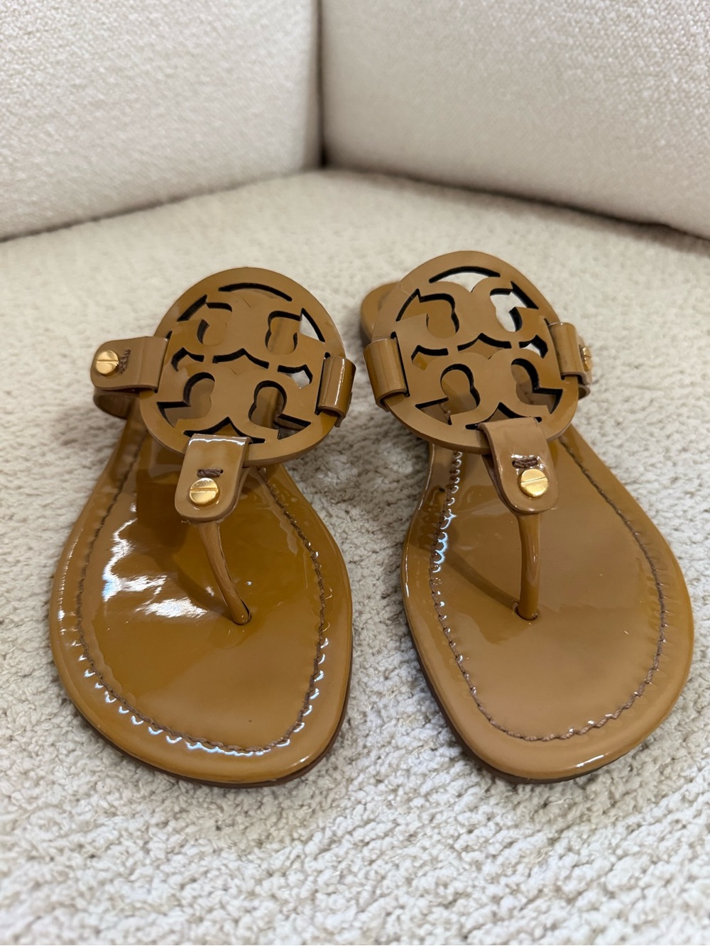 Tory Burch Patent Leather Logo Thong Sandals in Cognac
